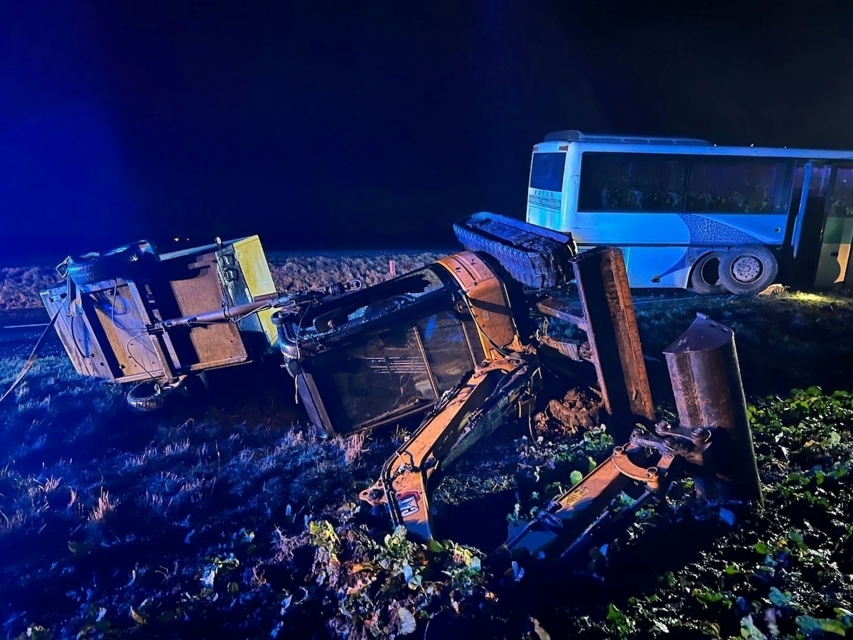 Wypadek na drodze z Wronińca do Żuchlowa. Przyczepa z agregatem i mini koparkąuderzyła w autobus FOTO