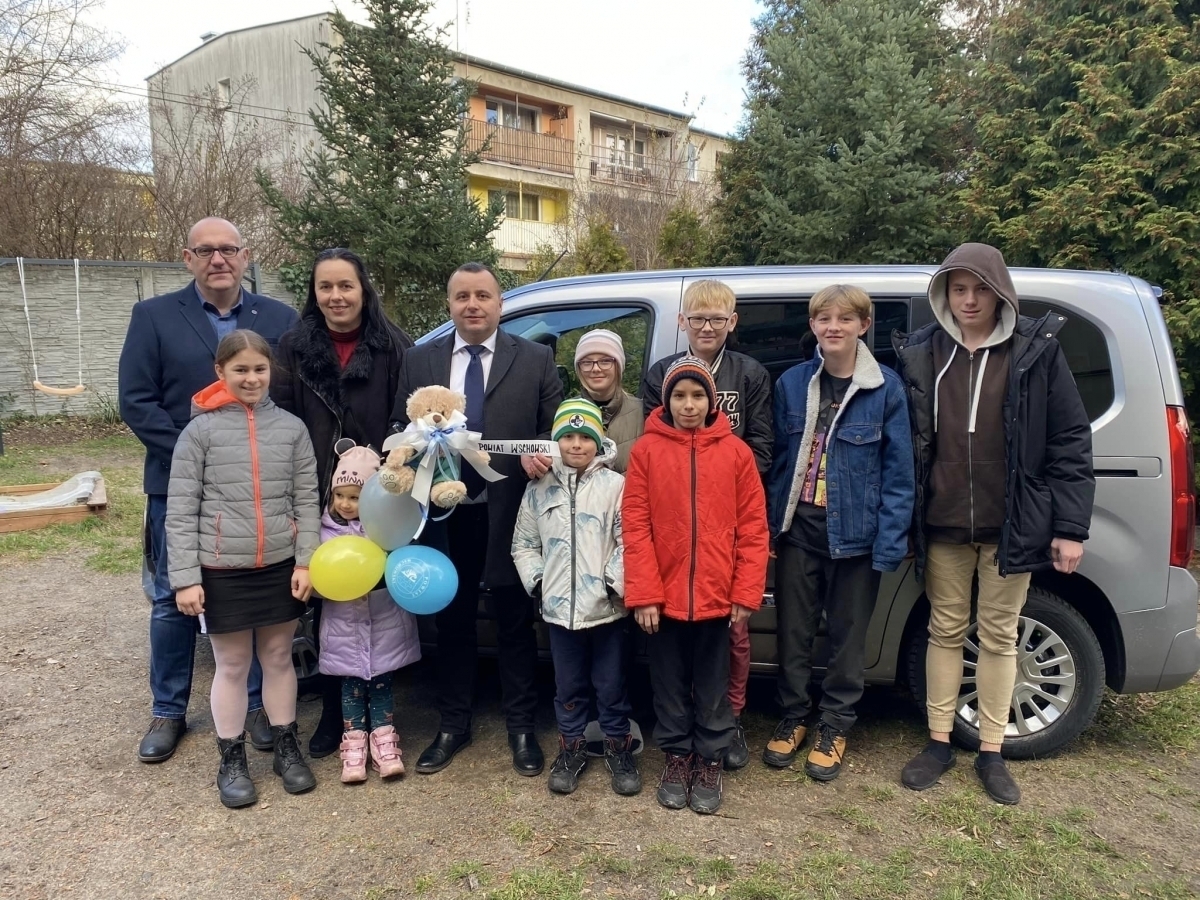 Nowy samochód jużu dzieci z Domu Dziecka w Sławie. Kluczyki przekazał Starosta Bielawski