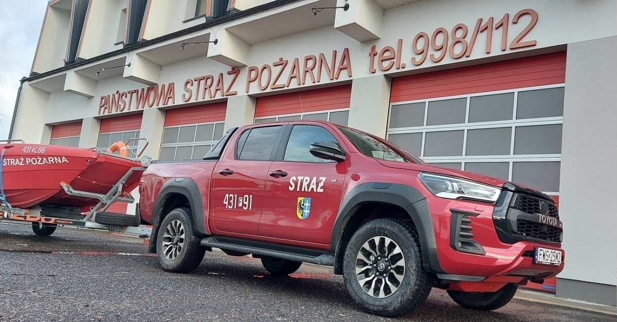 Strażacy ze Wschowy otrzymalinowy samochód. To Toyota z napędem 4x4