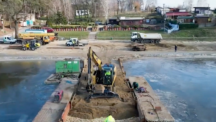 Lgiń: Zima nie powstrzymuje budowy nowych pomostów (VIDEO)