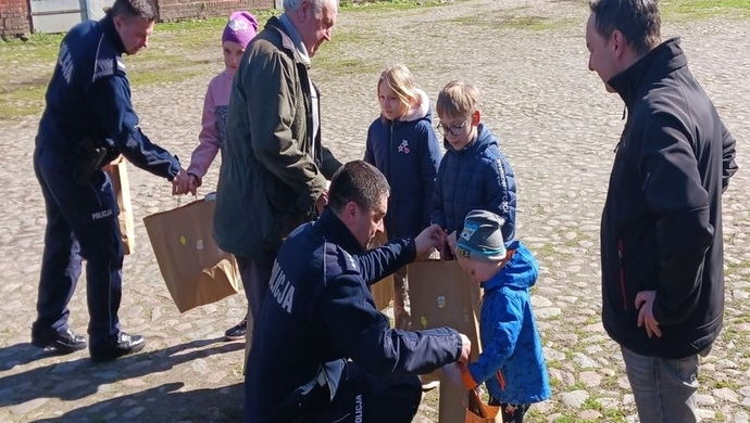 Policjanci z Góry przygotowali paczki dla dzieci 