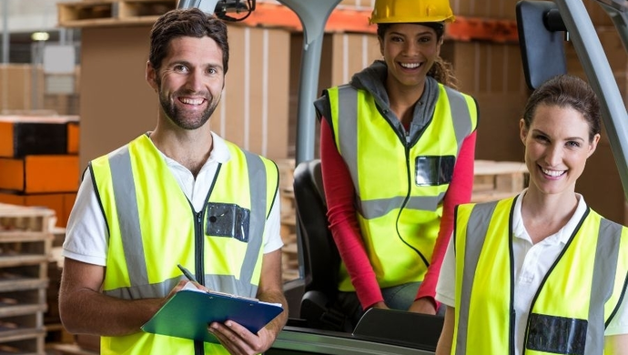 Co dają i kto powinien zrobić kursy operatora wózka widłowego?