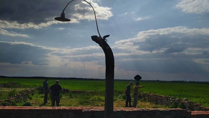 Więźniarki przeżywały tu niemieckie piekło. Na ruinach folwarku nieopodal Przybyszowa stanie tablica informacyjna