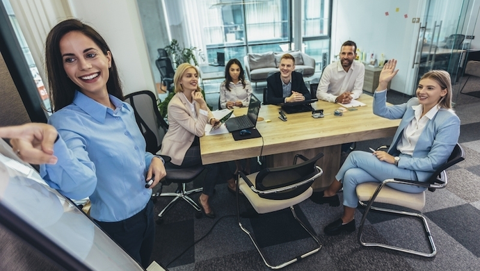 Jakie korzyści przynoszą szkolenia biznesowe dla firm?