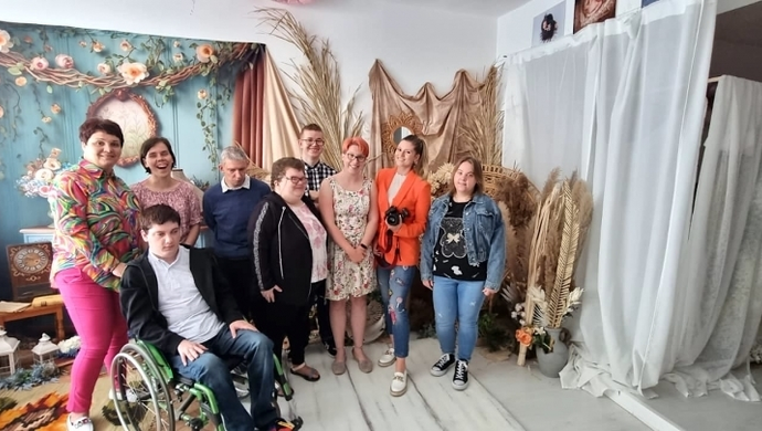 Program „Rehabilitacja 25 plus". Absolwenci SOSW biorą udział w zajęciach fotograficznych