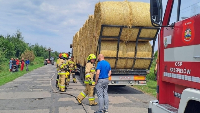 Ciepielówek. Zapalił się samochód ciężarowy przewożący bele słomy (FOTO)