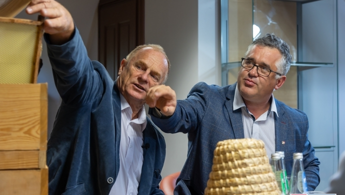 Królewskie Historie: Rozmowa z A. Kopczyńskim i S. Czyżem o wschowskim pszczelarstwie (VIDEO)