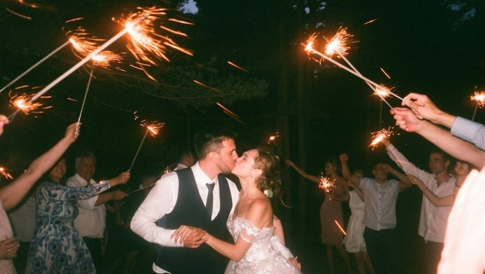 Sukienki Weselne Dostosowane do Sylwetki: Przewodnik po Idealnych Fasonach