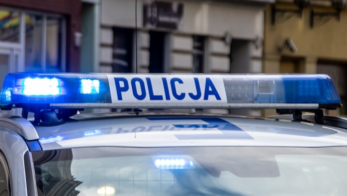 Rozbój dla chipsów i alkoholu. „Butelką uderzyła ochroniarza w głowę i uciekła”