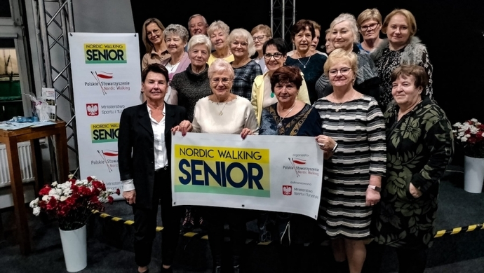 Seniorzy od września spacerowali z kijkami. „Piękny wspólny czas” (ZDJĘCIA)
