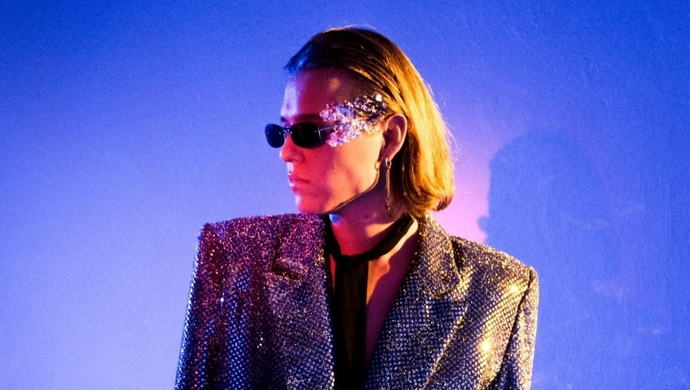 Norbert Wronka walczy z nienawiścią, lękiem i strachem. Nowa piosenka „Nie mów” już dostępna