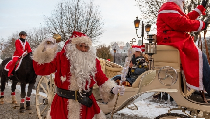 Na otwarcie lodowiska we Wschowie przybył sam św. Mikołaj. Miał prezenty dla każdego dziecka (ZDJĘCIA)