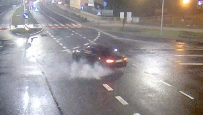 Kamera monitoringu zarejestrowała sceny jak z filmu. Pijany Gruzin urządził rajd po ulicach Leszna 