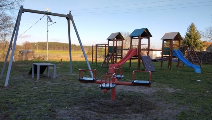 Odświeżono plac zabaw w Starych Drzewcach. Od teraz dzieci mogą korzystać z tyrolki! (FOTO)
