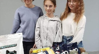 Uczniowie z darami dla czworonogów