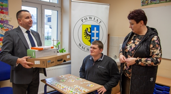 Uczniowie otrzymali m.in. laptopy - Fundusz Pomocy Ukrainie (FOTO)