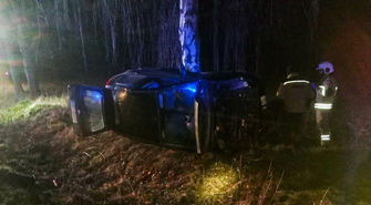 Wpadła do rowu i zatrzymała się na drzewie