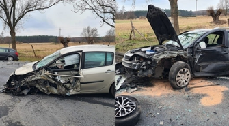 Czołowe zderzenie clio z laguną