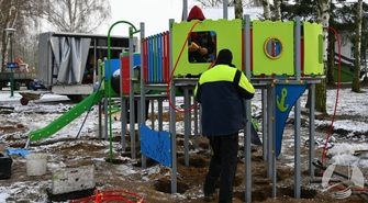 Przy sławskiej plaży powstaje nowy plac zabaw (FOTO)