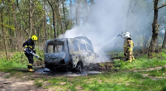 Nowe Strącze: Samochód zaparkowany w lesie spłonął doszczętnie (FOTO)