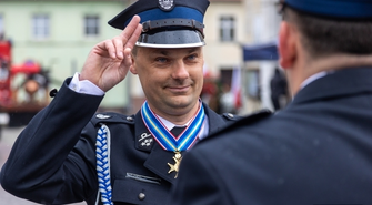 Policjant i druh Wojciech Brzechwa uratował życie mężczyzny na parkingu w Sławie