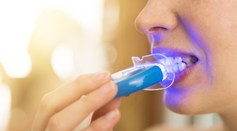 Jakie są najczęstsze błędy popełniane podczas wybielania zębów?