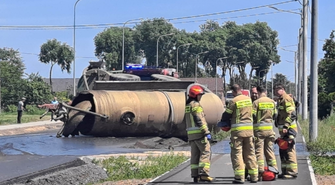 Tylewice. Beczka wywróciła się na bok. Na jezdnię wylała się gnojowica