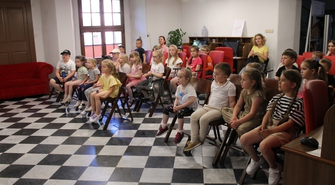 Małe śledztwo w wielkiej sprawie. W Bibliotece wystąpił teatr lalek „Pracownia za Piecem”