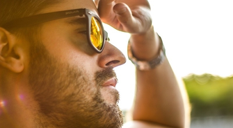 Męskie okulary przeciwsłoneczne – jak wybrać idealne dla siebie?