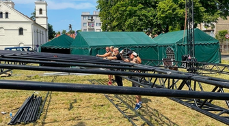 Na Placu Kosynierów trwa montaż sceny. Dni Wschowy już w piątek (FOTO)