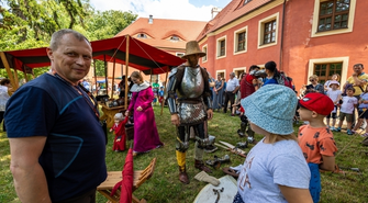 Konie, miecze i średniowiecze: Wschowa przeniosła się w czasie podczas trzeciego pikniku rycerskiego! (RELACJA)