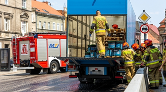 Wschowa. Skrzyżowanie pod klasztorem zablokowane. Na drogę wylała się masa asfaltowo-kauczukowa (FOTO)