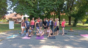 Pierwsze zajęcia już za nimi. Aktywne lato z pilatesem pod chmurką