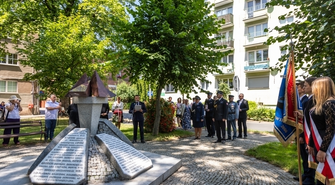 80. rocznica rzezi wołyńskiej. Przy Pomniku Kresowian we Wschowie upamiętnili ofiary ludobójstwa (FOTO)