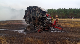 Pożar w Krążkowie: W płomieniach stanęła maszyna rolnicza (FOTO) 