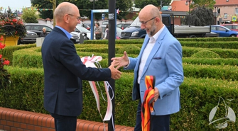 Nowy drogowskaz na sławskim rynku