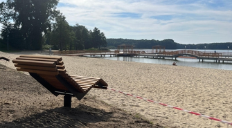 Ławki, leżaki i nie tylko. Trwa montaż małej architektury na plaży w Lginiu (FOTO)