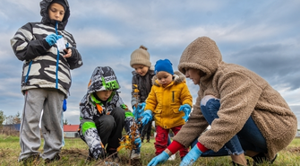 „Sadzimy, żyjemy” – uczniowie SOSW tworzą „eko ślad” na lata (VIDEO)