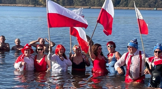 Patriotyczne morsowanie w Lginiu! Tak 11 listopada spędziły morsy i foczki ze Wschowy (FOTO)