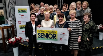 Seniorzy od września spacerowali z kijkami. „Piękny wspólny czas” (ZDJĘCIA)