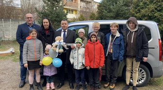 Nowy samochód już u dzieci z Domu Dziecka w Sławie. Kluczyki przekazał Starosta Bielawski