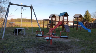 Odświeżono plac zabaw w Starych Drzewcach. Od teraz dzieci mogą korzystać z tyrolki! (FOTO)