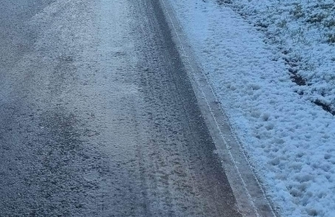 Kierowca forda wpadł w płot i znak drogowy.