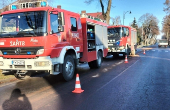 Kierowca forda wpadł w płot i znak drogowy.