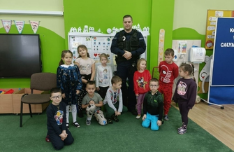 Policjanci spotkali sięz dziećmi w ramach akcji Bezpieczne Ferie 2023