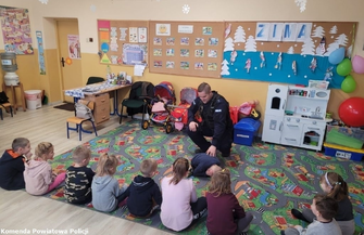 Policjanci spotkali sięz dziećmi w ramach akcji Bezpieczne Ferie 2023