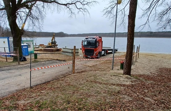 Na plażęw Lginiu wjechał ciężki sprzęt budowlany FOTO