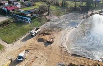 Lgiń Zima nie powstrzymuje budowy nowych pomostów VIDEO