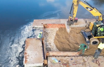 Lgiń Zima nie powstrzymuje budowy nowych pomostów VIDEO