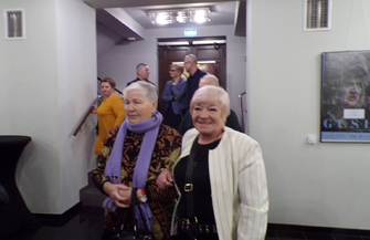 Seniorzy ze Szlichtyngowej w teatrze FOTO